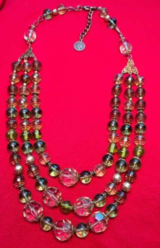 Collar de cuentas de cristal dorado y verde