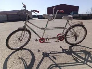 Bicicleta tándem blanca
