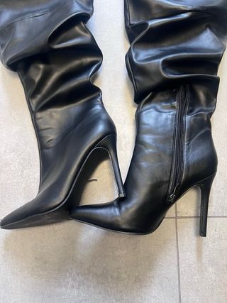 Stivali alti neri arricciati tacco alto