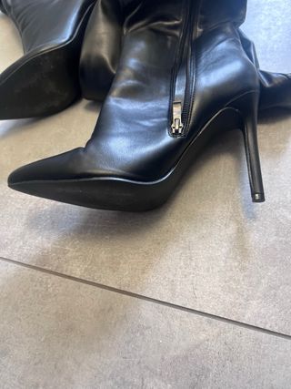 Stivali alti neri arricciati tacco alto