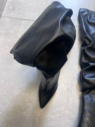 Stivali alti neri arricciati tacco alto