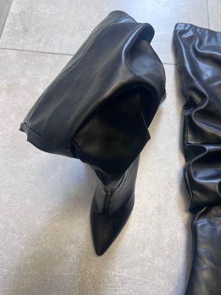 Stivali alti neri arricciati tacco alto