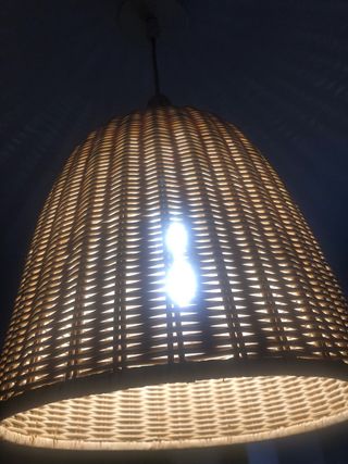 Lámpara de mimbre artesanal