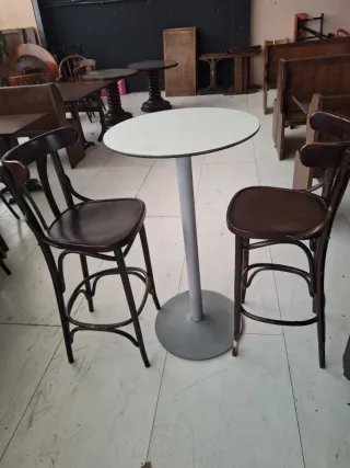 Mesa alta y 2 sillas madera y hierro