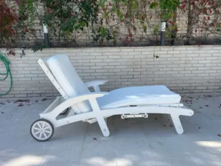 Sdraio in plastica bianca per giardino e piscina