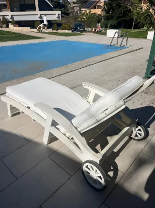 Sdraio in plastica bianca per giardino e piscina