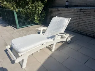 Sdraio in plastica bianca per giardino e piscina