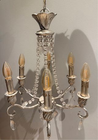 Lámpara de metal plateada con cristales