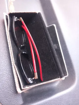 Gafas de sol negras y rojas