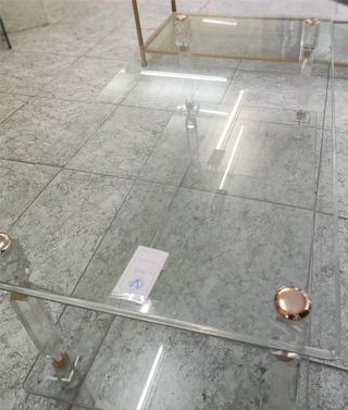 Mesa centro cristal patas metacrilato oro