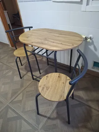 Mesa y 2 sillas comedor.