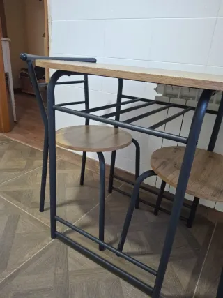 Mesa y 2 sillas comedor.