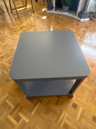 Mesa centro baja gris con ruedas