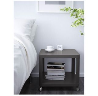 Mesa centro baja gris con ruedas