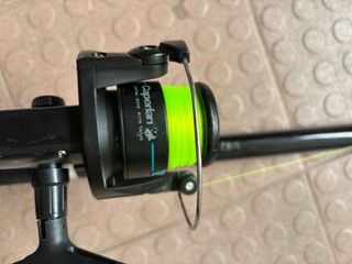 Caña de pescar con carrete