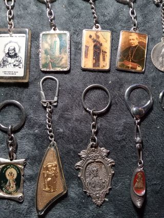 Llaveros religiosos varios