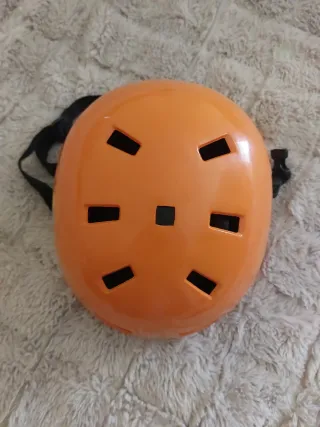 Casco naranja para niño