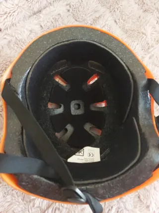 Casco naranja para niño