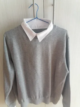 Jersey gris con cuello blanco