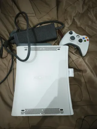 Xbox 360 Blanco con Mando y Cargador
