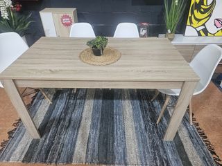 Mesa de comedor con 4 sillas