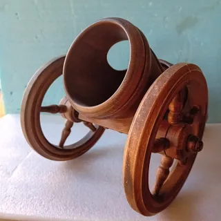 Portabottiglie in legno a forma di cannone