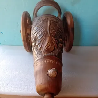 Portabottiglie in legno a forma di cannone