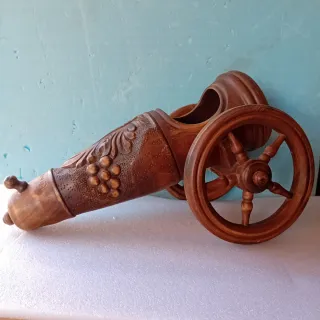 Portabottiglie in legno a forma di cannone