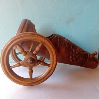 Portabottiglie in legno a forma di cannone