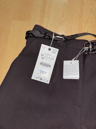 Bermuda tiro alto pinzas y cinturón