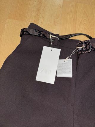 Bermuda tiro alto pinzas y cinturón