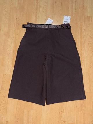 Bermuda tiro alto pinzas y cinturón
