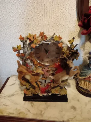 Reloj de sobremesa con figuras de ciervos