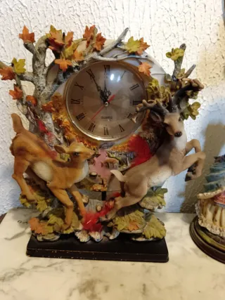 Reloj de sobremesa con figuras de ciervos