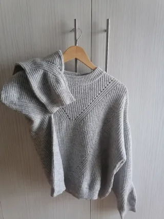 Jersey gris de punto con cuello redondo da mucha t