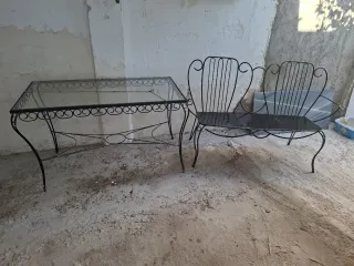 Mesa cristal y banco de metal negro. En Murcia