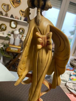 Figura Geisha Tocando Instrumento