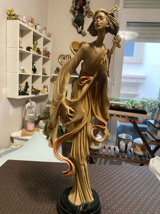 Figura Geisha Tocando Instrumento