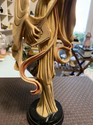 Figura Geisha Tocando Instrumento