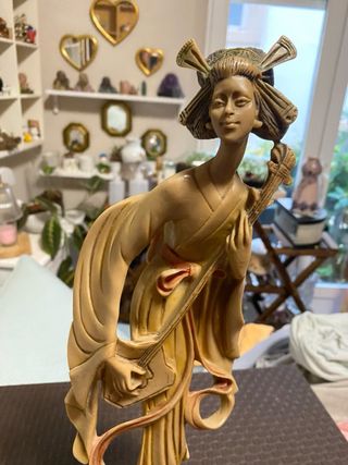 Figura Geisha Tocando Instrumento