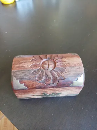 Baúl de madera con detalles metálicos