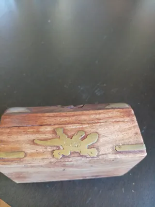 Baúl de madera con detalles metálicos