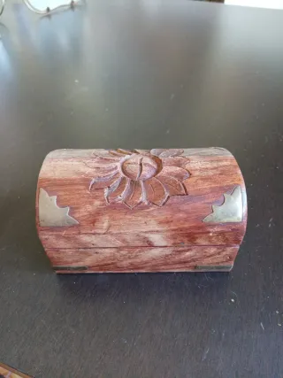 Baúl de madera con detalles metálicos