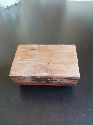 Baulito de madera con detalles metálicos