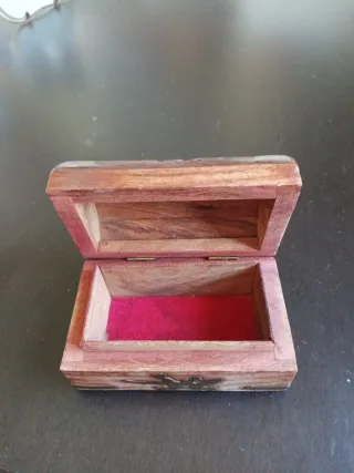 Baulito de madera con detalles metálicos