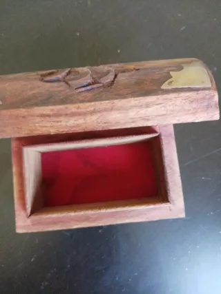 Baulito de madera con detalles metálicos