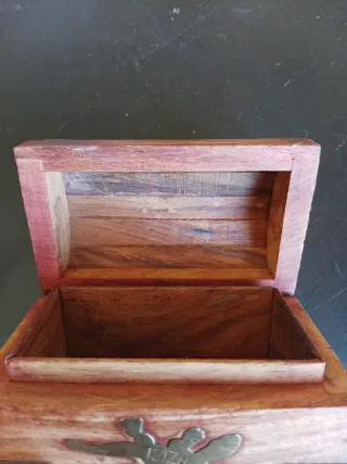 Baúl de madera con detalles metálicos