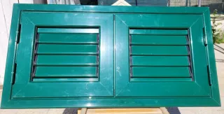 Persiana verde con lamas orientables