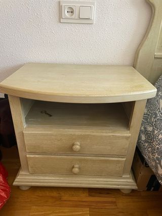 2 Mesitas de noche de madera