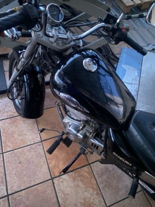 Suzuki Cruiser Negra Manual